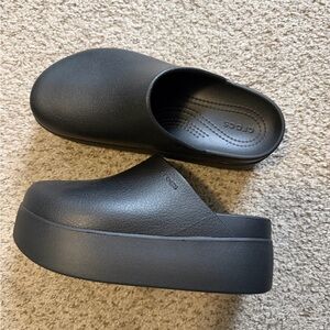 Dylan platform crocs